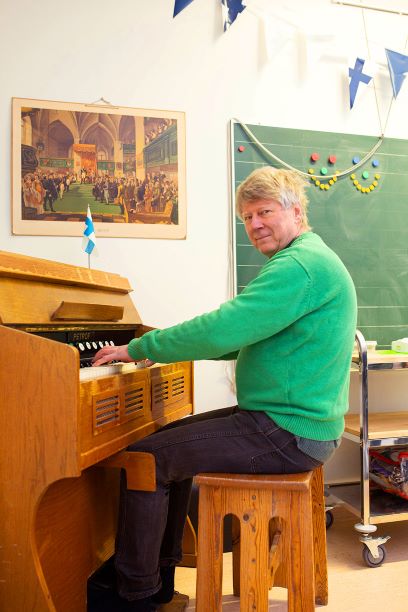 Salin soittaa urkuharmonia