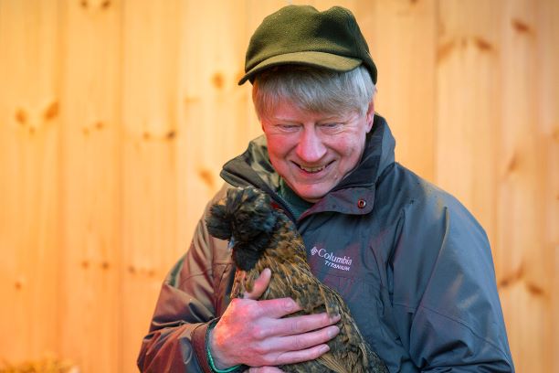 Salin pitää sylissä kanaa