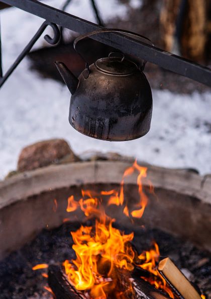 Pannukahvi valmistuu nuotiotulella