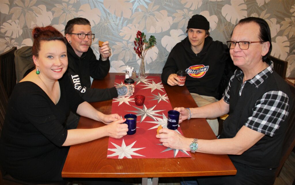 Mervin tärkeät tukijoukot, aviomies Toni, esikoispoika Nino ja Suurlavan yrittäjä ja ystävä Risto Isokangas.