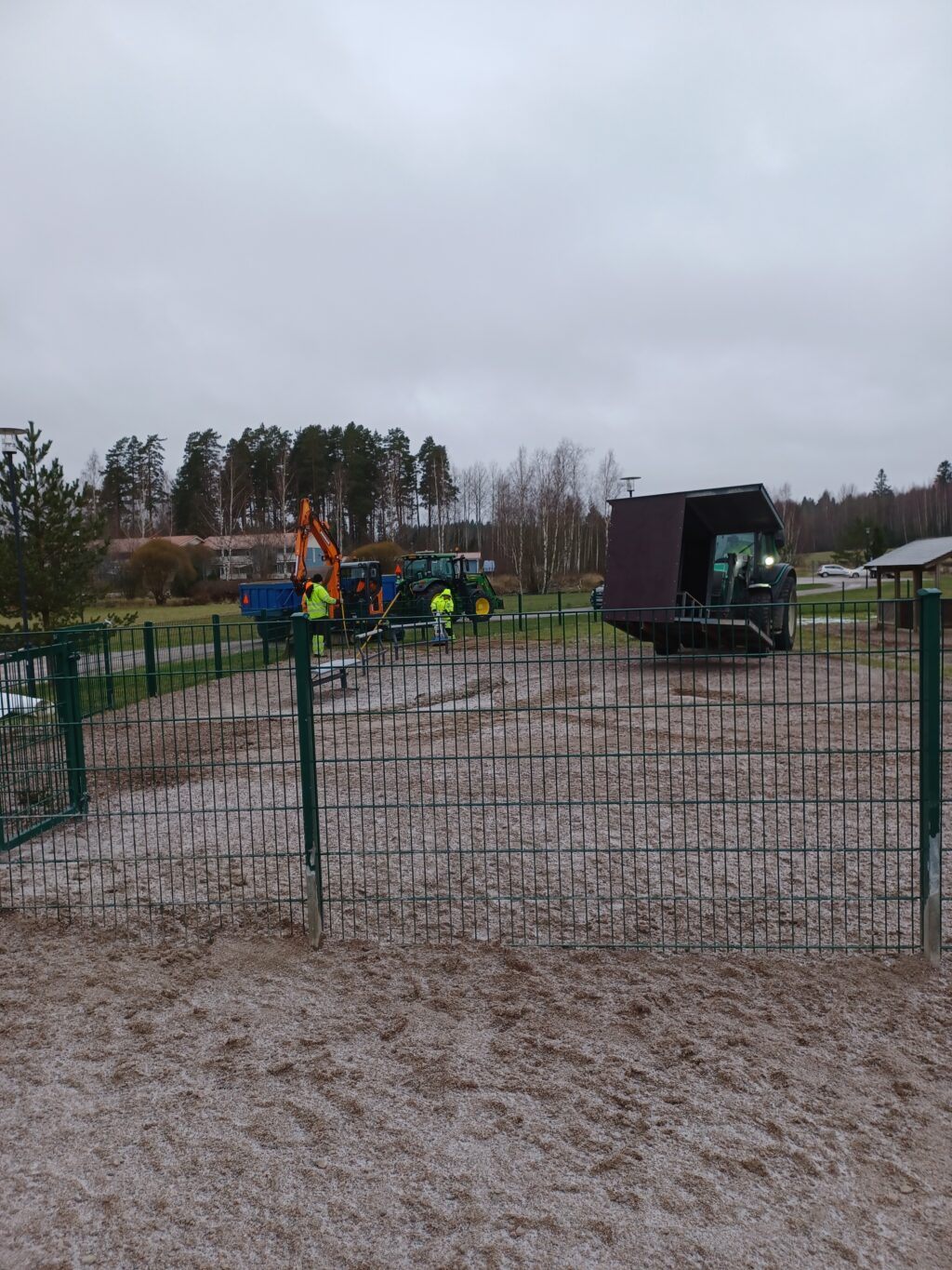 Koirapuiston katoksen asennus käynnissä
